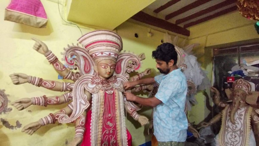 Artist Rajesh Das made Durga Idol using jute in murshidabad