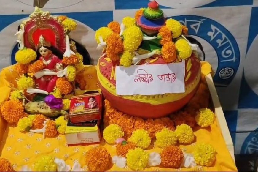 tmc councillor worship state's lakshmir bhandar scheme along with Laxmi Idol