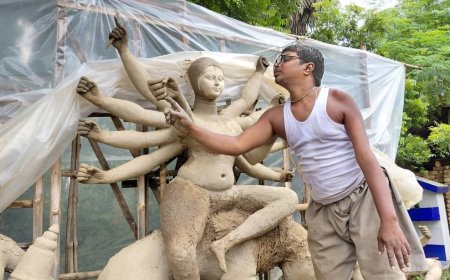 এক হাতেই গড়েন দশ হাতের নিখুঁত দুর্গাপ্রতিমা, সংগ্রামের অপর নাম ধনঞ্জয়