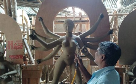 বিরাম নেই, ক্রমশই দীর্ঘ হচ্ছে বর্ষা, পুজোর আগে ক্ষতির মুখে মৃৎশিল্প, আশঙ্কায় দিন কাটাচ্ছেন শিল্পীরা