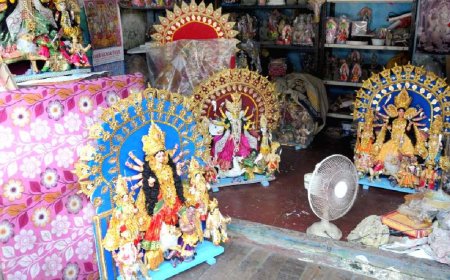 বাড়িতে ছোট্ট দুর্গা প্রতিমা কিংবা ম্যুরাল সাজিয়ে রেখেছেন? আদৌ কি গৃহস্থের এ কাজ করা উচিত? কী বলছে বাস্তুশাস্ত্র?