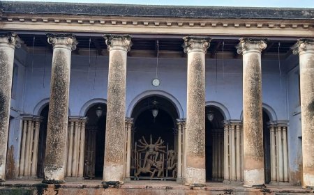 দশমীতে প্রতিষ্ঠা হয়ে ষষ্ঠীতে বিসর্জন হয় ঘট, শের শাহর আমল থেকেই এই জমিদার বাড়িতে পুজো শুরু হয় বলে জনশ্রুতি