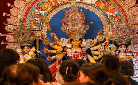 শিউলির গন্ধ আর পলাশের ছোঁয়ায় এডিনবরার দুর্গাপুজো যেন একফালি কলকাতা