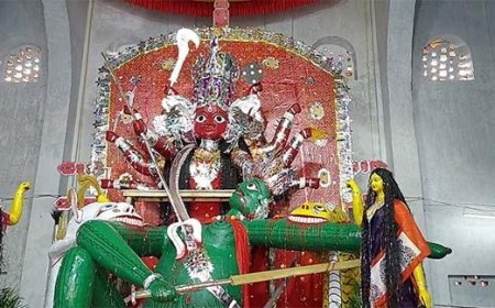 বলি দেওয়া হয় পায়রা ও মোষ, এমনকি মানুষরূপী পুতুলকে, গুপ্তপুজোয় আঙুল চিরে দেবীর চরণে রাখা হয় কয়েক ফোঁটা মানুষের রক্ত