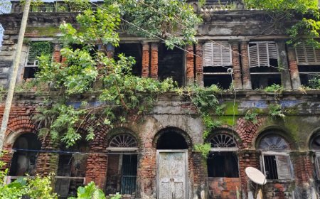 ঘোষ জমিদারদের প্রতিমা নিরঞ্জন হয় স্নান না করিয়েই, বাড়ির মেয়েরাও শ্বশুরবাড়ি যান বিনা স্নানেই