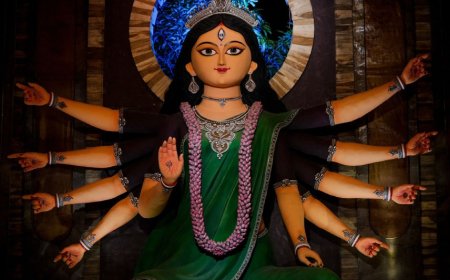 ৩০ ফুটের দুর্গাপ্রতিমার উন্মোচন করল হাজরা পার্ক দুর্গোৎসব, ৮৩তম বছরের থিম ‘দৃষ্টিকোণ’