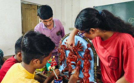 উৎসবের আলোয় আলোকিত পুরুলিয়ার প্রত্যন্ত গ্রাম! সাংবাদিকতার ছাত্রছাত্রীরা পড়ালেন মানবিকতার পাঠ