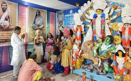 কেউ দুর্গা আবার কেউ অসুর, 'জ্যান্ত' প্রতিমার পুজো করলেন মন্ত্রী 'স্বপন দাদু', ফাঁক পেয়ে পালিয়ে গেল আসল হাঁস