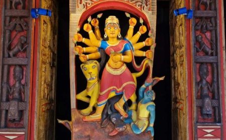 শান্তিনিকেতনের কৃষ্টি, শিল্প ও আদিবাসী সংস্কৃতির মেলবন্ধনে ২৫ বছরের হীরালিনী দুর্গোৎসব, এ বছরের বড় আকর্ষণ কাঠের খোদাই করা নতুন দুর্গামূর্তি