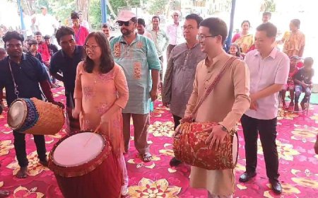 গ্রামে দুর্গাপুজো দেখে মুগ্ধ, ঢাক বাজিয়ে মা দুর্গার সামনে বসে নাড়ু পাকালেন চিনা নাগরিকরা