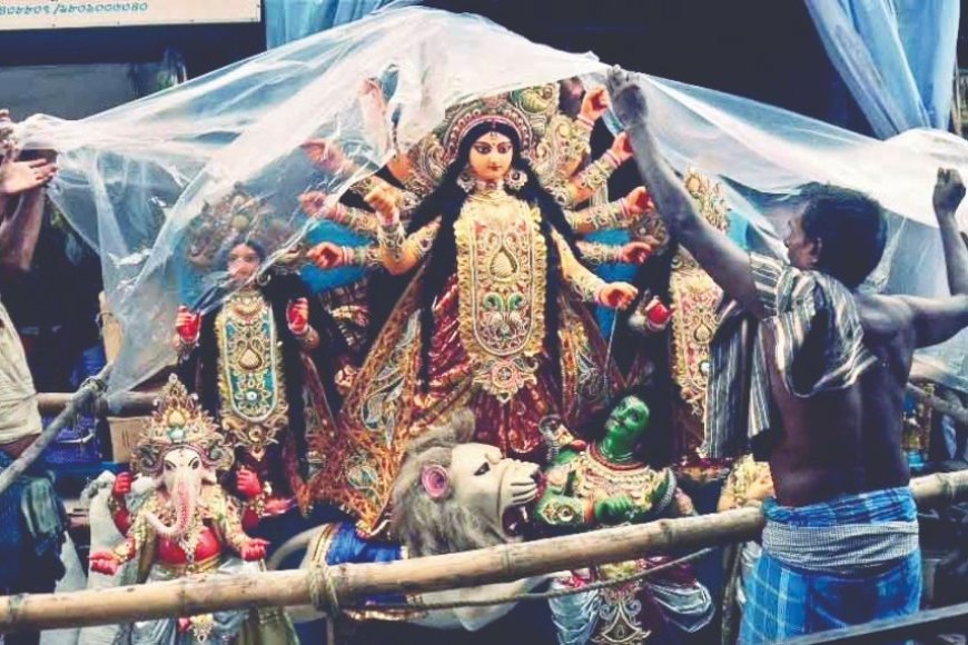 রবিবার মহালয়া। দেবীপক্ষ পড়ে গেলেই এক সপ্তাহ পর বাঙালির শ্রেষ্ঠ উৎসব দুর্গাপুজো। প্যান্ডেলে প্যান্ডেলে চলছে শেষ মুহূর্তের প্রস্তুতি। তবে পুজোর সময় আবহাওয়া ঘিরে এবার বড়সড় আপডেট দিল আলিপুর আবহাওয়া দপ্তর।