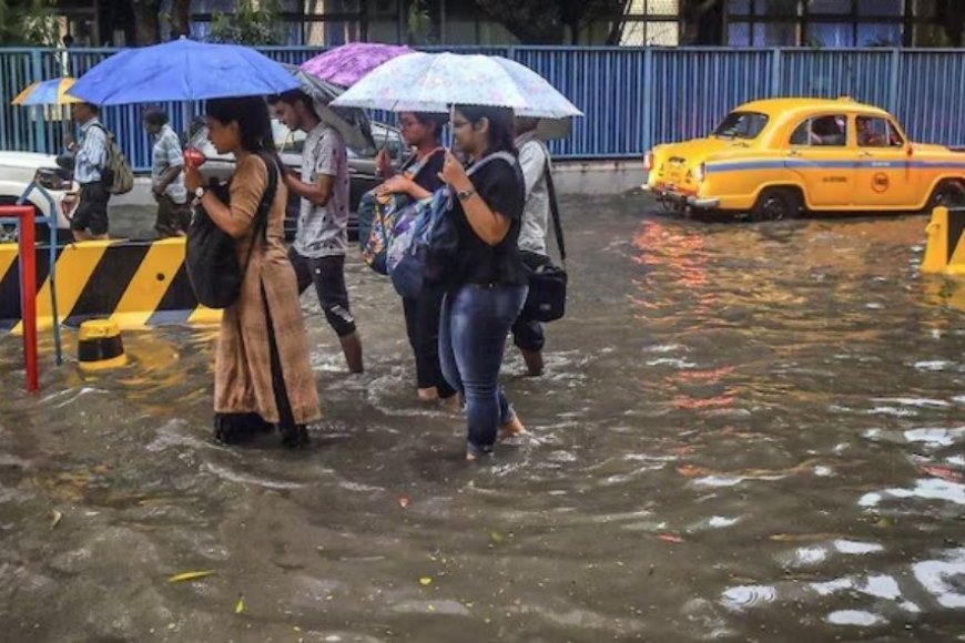 হাওয়া অফিস জানিয়েছে, রবিবার মহালয়ার দিন ঝাড়গ্রাম, পূর্ব ও পশ্চিম মেদিনীপুর, উত্তর ও দক্ষিণ ২৪ পরগনা এবং নদিয়া জেলার একাধিক জায়গায় হালকা থেকে মাঝারি বৃষ্টি ও বজ্রবিদ্যুৎ সহ কোথাও কোথাও বৃষ্টি হতে পারে। পাশাপাশি, ঘণ্টায় ৩০-৪০ কিমি বেগে ঝোড়ো হাওয়া বইতে পারে।