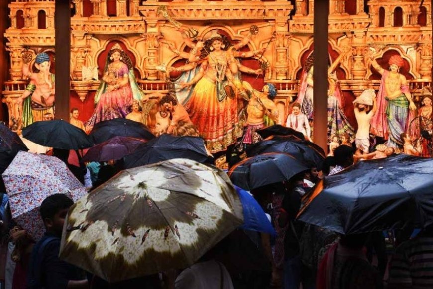 ২৪ ও ২৫ সেপ্টেম্বরও দক্ষিণবঙ্গের অধিকাংশ জেলায় বৃষ্টির পূর্বাভাস রয়েছে। ২৬ সেপ্টেম্বর থেকে ২৯ সেপ্টেম্বরের মধ্যে উপকূলবর্তী জেলাগুলিতে ভারী বৃষ্টি হতে পারে। ৩০ সেপ্টেম্বর থেকে ২ অক্টোবর পর্যন্তও দক্ষিণবঙ্গের উপকূলীয় অঞ্চলে ভারী বর্ষণের পূর্বাভাস দেওয়া হয়েছে।