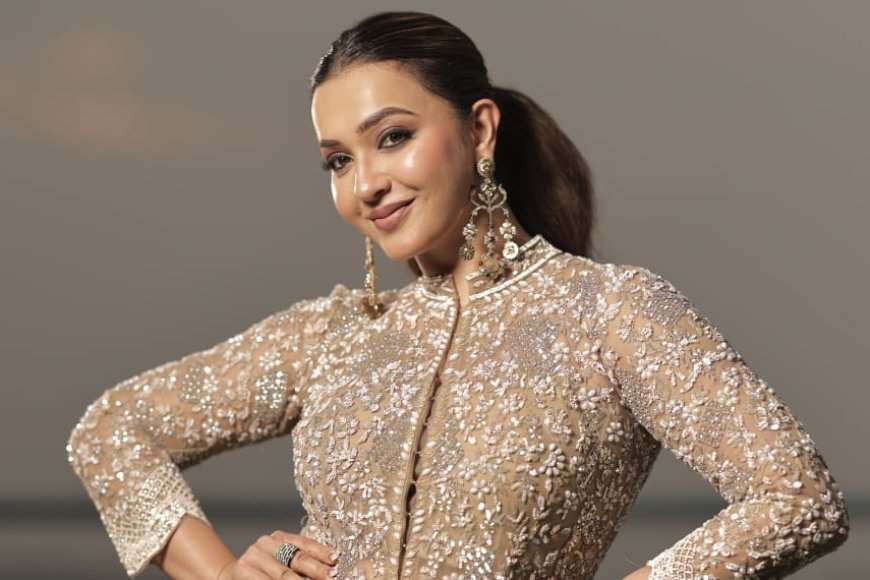 দু' জনেই এখন  কাজ করছেন পুরোদমে। গত পুজোয় 'বহুরূপী'-তে মাত করেছেন কৌশানি। এই পুজোয় একেবারে অন্যভাবে সামনে আসছেন 'রক্তবীজ ২'-এ। বনির হাতে অরিত্র মুখোপাধ্যায়ের ভূতের ছবি 'ভানুপ্রিয়া ভূতের হোটেল'।