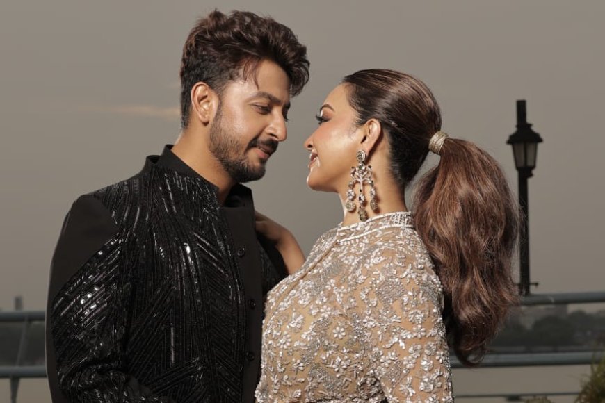 'কালো পোশাকে বনিকে দারুণ সেক্সি লাগে', মুচকি হেসে মন্তব্য কৌশানির। 'তুমি শাড়ি পরলে আমি তো চোখই ফেরাতে পারি না', পালটা জবাব বনিরও।