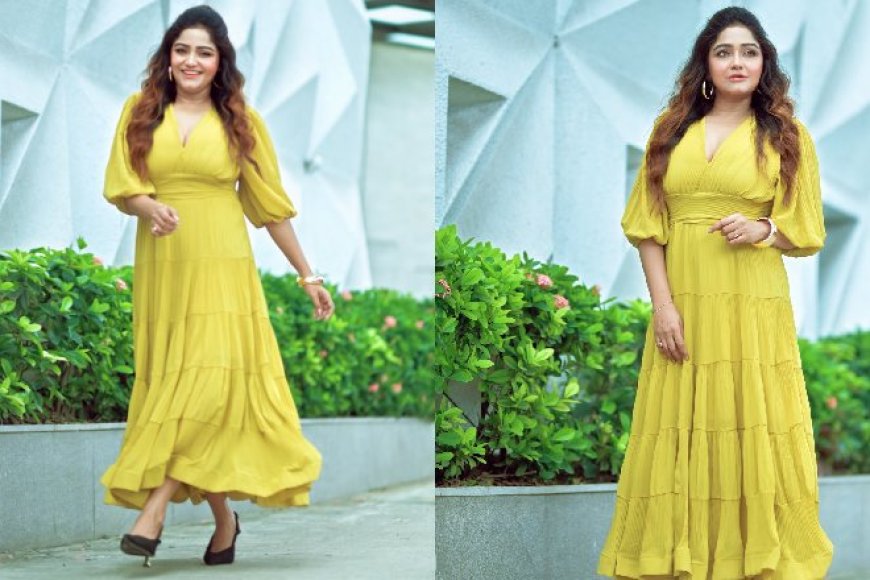 একরঙা লেমন ইয়োলো উজ্জ্বল গাউন। আধুনিকতার ছোঁয়াতেও যেন স্নিগ্ধতার ছাপ। বিশেষ করে রাতে যাঁরা প্যান্ডেল দর্শন করতে চান, তাঁদের ক্ষেত্রে এই ধরনের পোশাক আদর্শ। প্রিয়জনের নজর টানবেই।