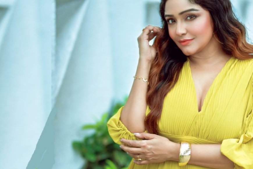 শুধু দুর্গাপুজো নয়। এমন ক্লাসি গাউন যে কোনও উৎসবেই পরা যেতে পারে। সঙ্গে পরতে পারেন হালকা সোনালী ইমিটেশনের গয়না।