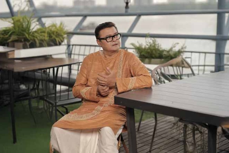 এসবের মাঝেই তিনি নাকি পুজো এলে পালিয়ে যান। বলা যায়, পালিয়ে গিয়ে বাঁচেন। তবে ছোট থেকেই ব্যাপারটা এরকম ছিল না। বড় হয়ে হয়েছে। পুজো এলেই, এই শহর যখন সেজে পরিপূর্ণ, তখন তিনি গায়েব!