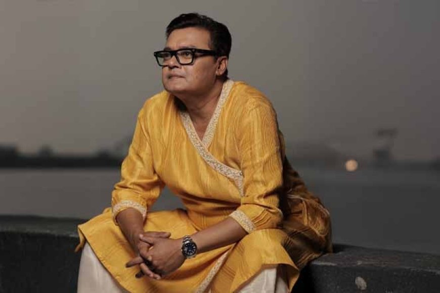 লক্ষ্মী-সরস্বতীকে? -একটা সময় জ্যান্ত লক্ষ্মী-সরস্বতীর জন্য পাড়ায় পুজো করতাম। সে বয়সটা চলে গিয়েছে। এখন সময় পরের প্রজন্মের। আমি পুজোয় কলকাতায় থাকি না, তার একটাই কারণ। পুজোয় কলকাতায় বেরনো যায় না। এত ভিড় হয়। পুজো জিনিসটা কলকাতা এবং তার বাইরেও, এত বড় হয়ে গিয়েছে। এখন বাইরের রাজ্য থেকেও পিলপিল করে লোক আসে। আমি একবার ছিলাম, যা ভিড় দেখেছি। আমি তো ধন্যবাদ জানাব কলকাতা ট্রাফিক পুলিশকে। যেভাবে ভিড় সামলানো হয়, অন্য কোথাও হলে কী হত জানি না। মুশকিল হয়, এত ভিড়ে কোথাও ঢুকতে পারব না। ঠাকুর দেখতেই পারব না। অতগুলো
