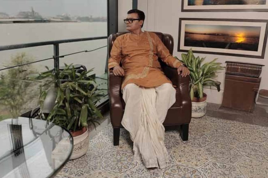 আর পুজোর কেনাকাটা? -সব মহুয়ার দায়িত্ব। আমি এসব সামলাই না। তবে আজকাল ভিডিও কল ব্যাপারটা থাকায়, দেখিয়ে নেওয়া যায়, মতামত নেওয়া যায়।  পুজোর খাওয়া দাওয়া? সারাবছরের বাঁধাধরা নিয়মের পর, এই ক' দিন ছাড় থাকে মেনুতে? -আমরা এই সময়টায় যেসব জায়গায় ঘুরতে যাই, সেখানে খাওয়া দাওয়া মুখ্য থাকে না। মুখ্য হয় ঘোরা।