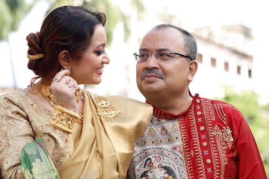 প্রথমবার ফ্যাশন শ্যুট, অভিজ্ঞতা কেমন রাজনীতিবিদ কুণাল ঘোষের? - ভালই। মজাদার। দেখার মতো। শেখার মতো। শুধু আমি নিশ্চিত নই, আমাকে ওতে মানায় কিনা।  এত সুন্দরভাবে কাজ সম্পূর্ণ করার পরেও নিশ্চিত নন? -সুন্দর না অসুন্দর সেটা বাকিরা বলতে পারবে। দেখো, এসব যাঁরা করেন, তাঁদের মধ্যে একটা হিরো হিরো ভাব থাকে। তাছড়া বয়স একটা ব্যাপার। নন হিরো চেহারা, মধ্য বয়স্ক ব্যক্তির ফটো শ্যুট। যাঁর পরিকল্পনা, তাঁরই দুঃসাহসিক পরিকল্পনা।