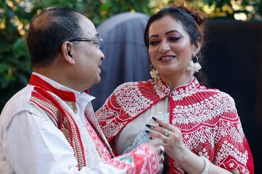 কিন্তু আপনি তো সৃষ্টিশীল মানুষ, নিত্য নতুন কাজ আনন্দ দেয় না? -নিশ্চয় দেয়। ঘুরিয়ে বলা যায়, কেন নতুন কাজ করব না? যিনি যেভাবে জীবনকে দেখবেন। নতুন কাজ করবেন, নতুন ভূমিকায় নিজেকে পরীক্ষা করবেন। সেটা কারও ভাল লাগবে, কারও  খারাপ। সবাইকে খুশি করা আমাদের কাজ নয়।  কুণাল ঘোষ। কোনও মন্তব্য করলেই স্পষ্ট বিভাজন, একদলের প্রশস্তি, একদল টেনে নীচে নামাতে চায়, কীভাবে ব্যালেন্স করেন সব? -আমি ব্যালেন্স করি না। আমি যা করার আমার মতো করি। আসলে এখানে তিন পক্ষ- এক পক্ষ সমর্থন করে। এক পক্ষ পর্যবেক্ষণ করে, নীরব থাকে। আর এ