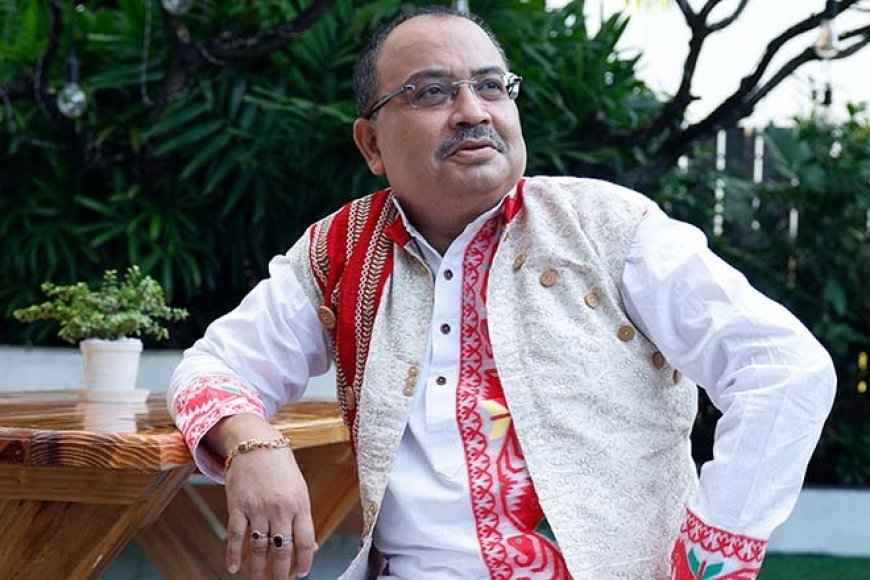 একটু পুজোয় ফিরি, পুজো কীভাবে কাটান? -একদম কলকাতায় কাটাই। ভরপুর কলকাতায় কাটাই। আমি তো সংবাদমাধ্যমের সঙ্গে যুক্ত, পুজোয় সেসব কাজ চলে। বহু আমন্ত্রণ থাকে। আমি ভিড়ে ঠাকুর দেখার দলে পড়ি না। সন্ধেবেলাগুলো আমি পাড়ায় বন্ধু-বান্ধবদের সঙ্গে আড্ডা দিয়ে কাটাই।   ছোটবেলার পুজো বললে কী মনে পড়ে? -আমার এক দাদু আমাকে এবং আমার বাল্য বন্ধুকে নিয়ে যেতেন ঠাকুর দেখতে। দাদুও নেই। বাল্যবন্ধুও অকাল প্রয়াত। ছোটবেলায় সপ্তমীর দিন কাটাতাম মামা বাড়িতে। প্রথম প্রেমের সময় থেকে বদলাল সেটা।