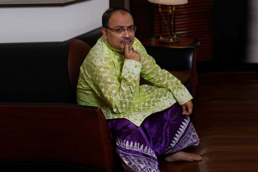 আপনার এই যে বর্ণময় জীবন, এটা নিয়ে যদি বাংলা ছবি হয়, কুনাল ঘোষ বায়োপিক হলে, নাম চরিত্রে কাকে দেখতে চান? -আমি ভাবিনি কখনও। আমি হয়তো ভিআইপি নই যে আমার বায়োপিক হবে। কিন্তু আমার জীবনে রসদ আছে। তাতে লড়াই আছে, রহস্য আছে, পাওয়ার পলটিক্স আছে, ক্ষমতা আছে, ষড়যন্ত্র আছে, ইনভেস্টিগেশন জেল আছে, ঠাসা উপাদান আছে। আমার চেহারা হিরো হিরো নয়। একটি ছেলে, রাজনৈতিক অবস্থান থেকে সে উলটো মেরুর, আমার মনে হয় রাহুল অরুণোদয় আমাকে পর্দায় ফুটিয়ে তুলতে পারবে। আমি আবার বলছি, আমি ভিআইপি নই, কিন্তু আমি সাংবাদিকতা থেকে ক্ষমতার চূ