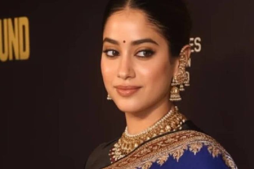 লুকটি সম্পূর্ণ কর স্টেটমেন্ট কানের দুল, চোকার-স্টাইলের নেকলেস এবং মসৃণ খোঁপা। সঙ্গে মানানসই মেকআপ।