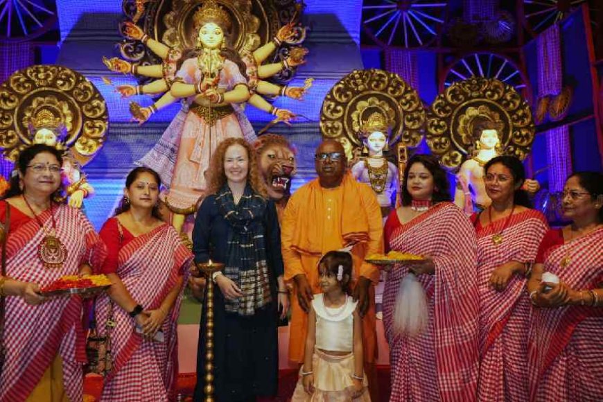 সেজেগুজে ঠাকুর দেখতে বেরিয়ে পড়েছে বাঙালি। রাজ্যজুড়ে মানুষ মেতে উঠেছেন দুর্গাপুজোয়। রাজ্যজুড়ে বিভিন্ন বারোয়ারি পুজো কমিটি বিভিন্ন ভাবনায় পুজো করেছেন।