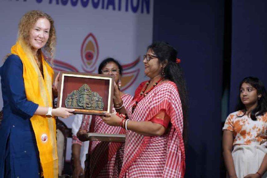 পুজো কমিটির সভাপতি অমিতেশ ব্যানার্জি জানান, আমরা রিক্সাকে ব্যবহার করেছি মানবশ্রমের প্রতীক হিসেবে। অক্লান্ত পরিশ্রম করে তাঁরা যেভাবে আমাদের সেবা করেন সেটাই ফুটিয়ে তুলেছি এই মণ্ডপে।