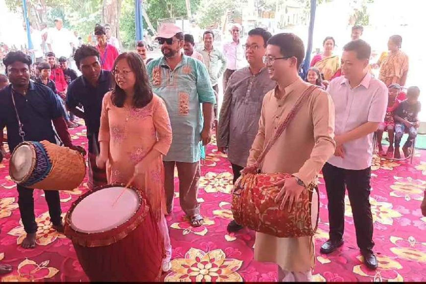 গ্রামে দুর্গাপুজো দেখে মুগ্ধ, ঢাক বাজিয়ে মা দুর্গার সামনে বসে নাড়ু পাকালেন চিনা নাগরিকরা