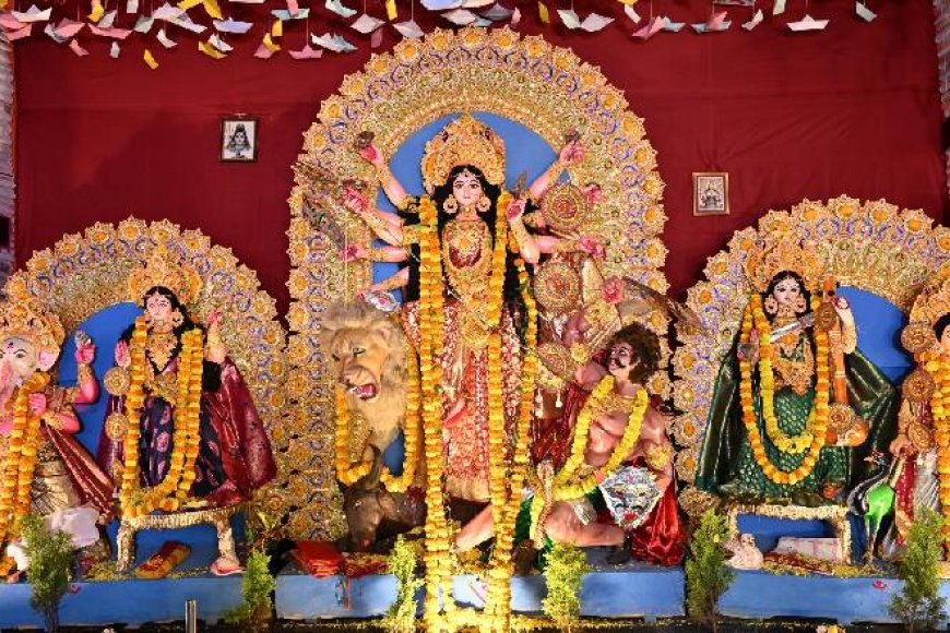 জয়মহল কালচারাল অ্যাসোসিয়েশন: ১৯৫৫ সালে বেঙ্গালুরুতে স্থানান্তরিত বাংলা সরকারি কর্মচারীদের উদ্যোগে শুরু হয়। আজ ২০২৫–এও তারা প্রতিবছর তাদের ঐতিহ্য এবং উৎসবের আত্মা সংরক্ষণ করে আসছে। এবারে তাঁদের মণ্ডপের থিম ছিল হারানো শৈশব। 