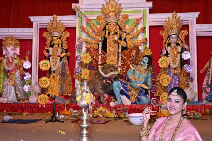 আরটি নগর:  এবারের আরটি নগর দুর্গাপুজো মুক্তি থিমকে কেন্দ্র করে, যা শুধুমাত্র মহিষাসুরের পরাজয় নয়, বরং ভয়, অন্যায় এবং অন্ধকার থেকে মুক্তি–এর প্রতীক। মুক্তি থিমটি জ্ঞান, আশা এবং শক্তি–তে প্রাপ্ত মুক্তির প্রতীক হিসেবে দেখা যায়।