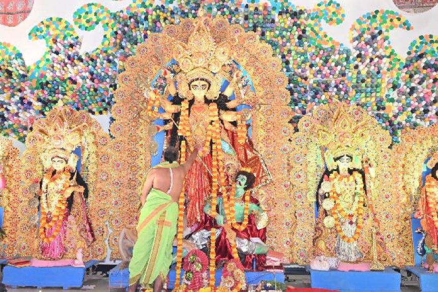 ইস্ট বেঙ্গল কালচারাল অ্যাসোসিয়েশন :  এবারের পুজো তাদের ৮ম বার্ষিকী, থিম অনন্ত শক্তি —মায়ের নয়টি রূপের প্রতিফলন। মা দুর্গা এখানে ভক্তি, সাংস্কৃতিক একতা এবং সীমাহীন শক্তির প্রতীক। পটচিত্র শিল্পের মাধ্যমে প্রতিটি প্যান্ডালের দেয়ালে গল্প বলা হয়েছে।