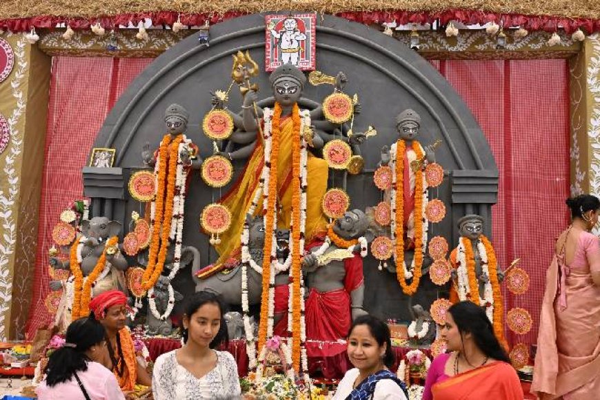  সারথি সোশিও কালচারাল ট্রাস্ট: কোরামাঙ্গালায় ২০০৩ থেকে পুজো উদযাপন। এবারে তাদের থিম ‘মিলে সুর মেরা তুমহারা’। থিমটি সাংস্কৃতিক, বিভিন্ন প্রজন্ম এবং সম্প্রদায়ের মধ্যে সেতুবন্ধন তৈরির প্রতীক। শিল্প ও সঙ্গীতের মাধ্যমে মেলবন্ধনের বার্তা দিল এই পুজো। 