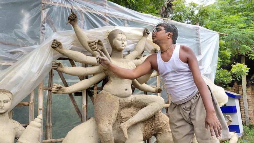 Durga Puja 2025: Dhananjay Mishra is making Durga idol with one hand