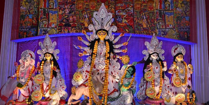 Slide চিত্রগানা শিল্প থেকে হারানো শৈশব—শিল্প আর ঐতিহ্যের মেলবন্ধনে বেঙ্গালুরুর কোন,কোন পুজো হল ‘শারদ গৌরব’-এর সেরা পাঁচ?