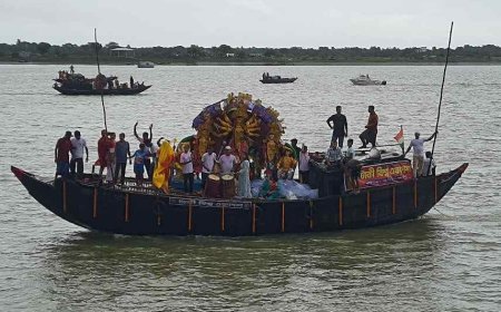 নদীতে কাল্পনিক সীমারেখার দুই ধারে দুই বাংলার প্রতিমা বিসর্জন, এই পাড়ে জমিদার বাড়ির প্রতিমা দিয়ে শুরু ইচ্ছামতীতে নিরঞ্জন