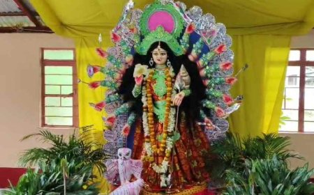 হাতে থাকে অস্ত্র, সম্পদ ও শক্তি, দুই ভাবনাতেই এখানে পূজিত হন মা লক্ষ্মী 