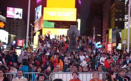 উৎসবের আবহে উদযাপিত হল টাইমস স্কোয়ার দুর্গা উৎসব!  বিশ্বের মিলনতীর্থে আয়োজিত হল বিশ্বজননীর আরাধনা