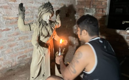 কলকাতা পুলিশের কর্মী হয়েও শৈশবের শিল্পী সত্ত্বায় পড়েনি ভাটা, কালী মূর্তি গড়ে মাতৃ আরাধনায় ট্রাফিক সার্জেন্ট