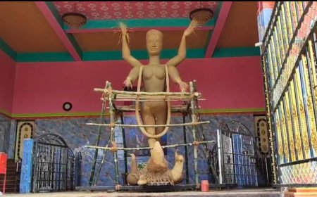 শাঁখারির কাছে চেয়ে শাঁখা পড়েছিলেন, সেবায়েত দেখেন জলের নীচ থেকে উঠে আসা দুই হাতে শাঁখা, গায়ে কাঁটা দেবে এই কালীর গল্প