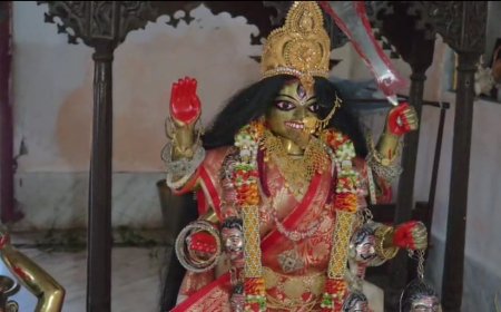 রাজবাড়ির মন্দিরে মাঝ রাতে হঠাৎ নুপুরের শব্দ, দেরী না করে তখনই হল পুজোর আয়োজন