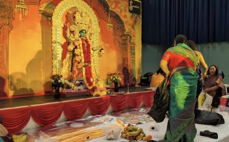 লন্ডনে কালীবাড়ি থেকে সংস্কৃতি ক্লাব: বিদেশের মাটিতেও জমজমাট দীপাবলি উদযাপন