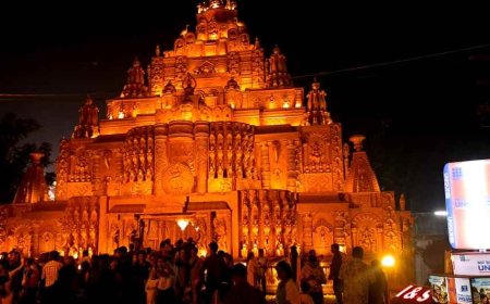 রাত বাড়ার সঙ্গে পাল্লা দিয়ে বাড়ছে ভিড়, বারাসাতের কালীপুজো দেখতে রাস্তায় হাজার হাজার মানুষ