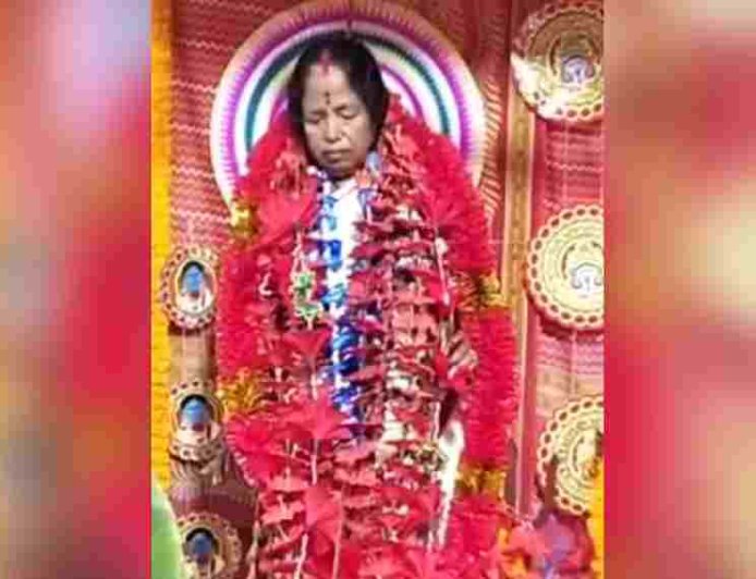 জীবন্ত কালী পুজো — মির্জাপুরে বাড়ির বড় বউই হন দেবী কালী!