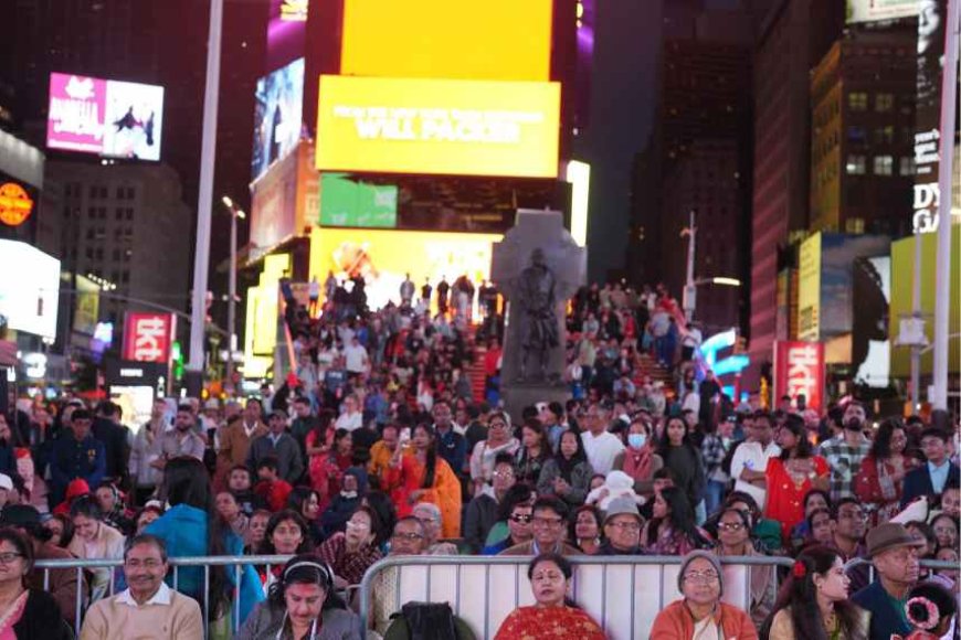 উৎসবের আবহে উদযাপিত হল টাইমস স্কোয়ার দুর্গা উৎসব!  বিশ্বের মিলনতীর্থে আয়োজিত হল বিশ্বজননীর আরাধনা