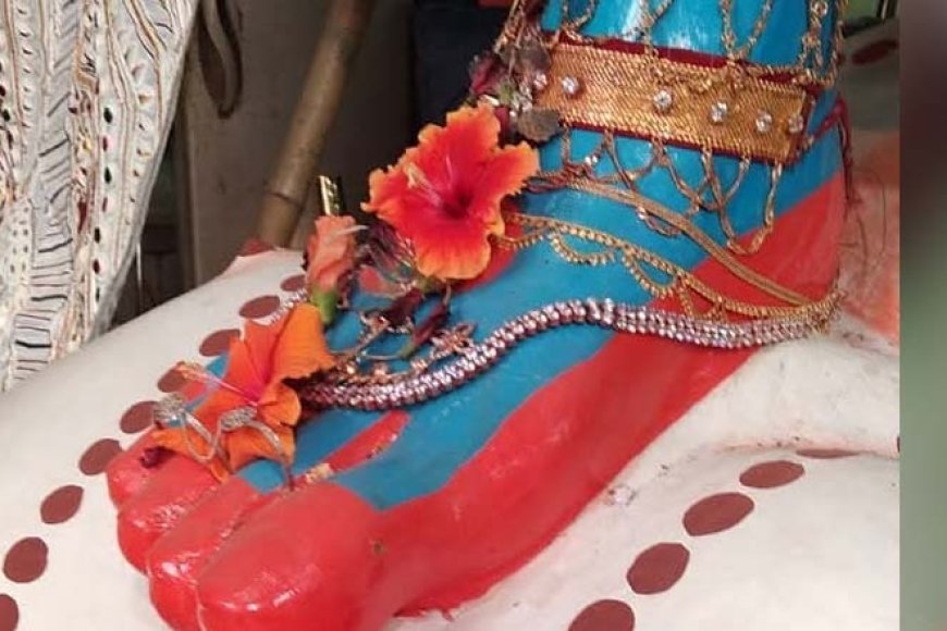 কেন এই ভাবনা? পুজোর কর্মকর্তারা বলছেন, 'এবার ৯৮, এক বছর পরেই শতবর্ষ। আমরা পুরনো যা কিছু, চেষ্টা করছি ফিরিয়ে আনার।'
