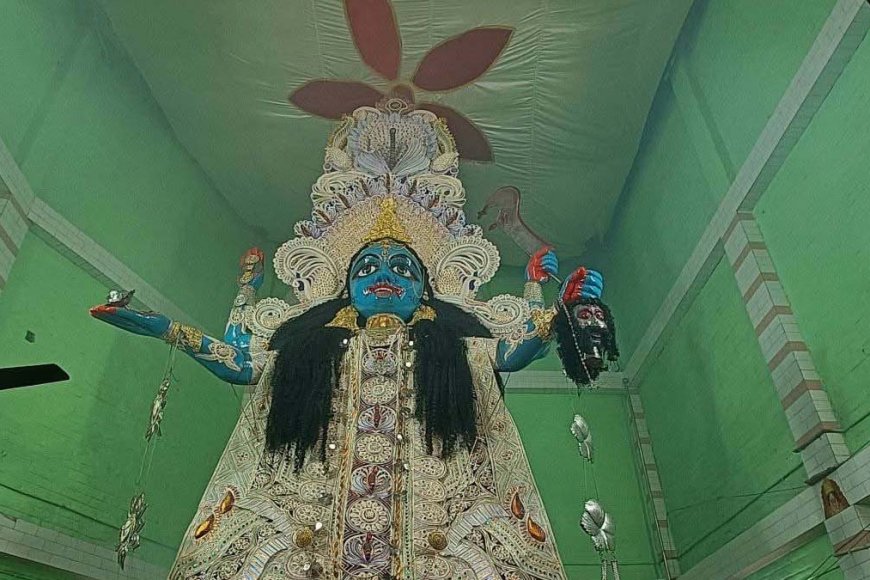 শুক্রবার রাতভর চলবে প্রতিমার গয়না পরানোর নিয়ম। পুজোর দিন প্রতিমায় মাল্যদানের পর নদী থেকে রুপোর বড় কলসিতে জল  ভরে আনতে হয়। সেই রুপোর কলসি মাথায় করে নিয়ে আসেন পুজো কমিটির সদস্যরা। ঘট স্থাপন করে শুরু হয় পুজো। পুজোর জন্য ৫৬ ভোগের আয়োজন করা হয়। তার সঙ্গেই ৫ রকমের মিষ্টি দেওয়া হয় পুজোয়। লাড্ডু, জিভে গজা, খাজা, মালপোয়া এবং জিলিপি। হয় মহারতি।